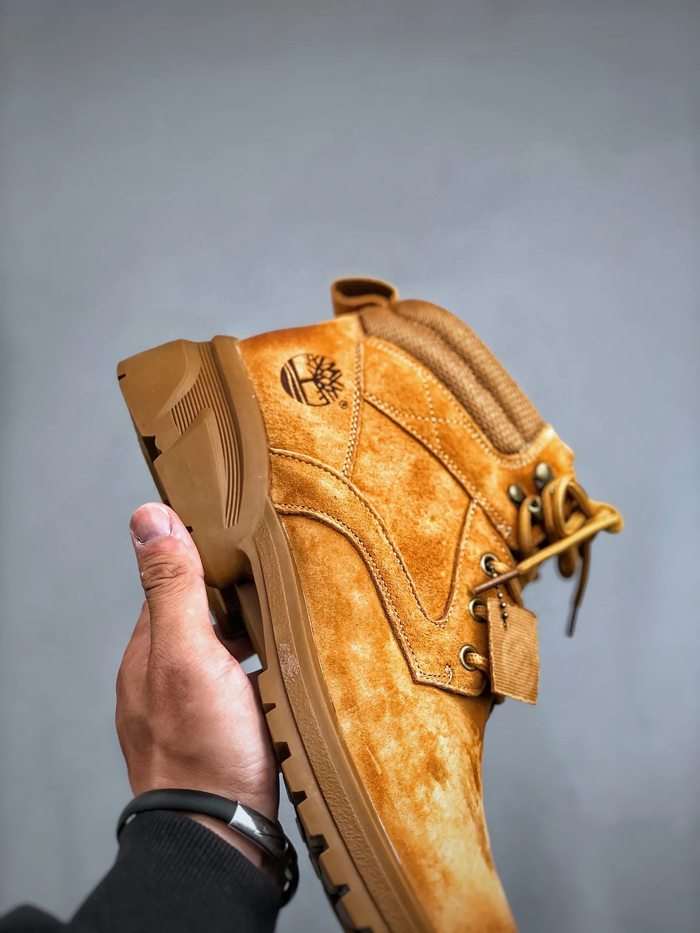 Local self-pickup💰560 supports store release. New goods🚀#Timberland Timberland/Timberland outdoor mid-cut casual rhubarb boots series. Guangdong factory quality. Original box and original packaging. The fabric is made of Italian 🇮🇹 top-grade frosted fine-grained cowhide. It is paired with anti-odor and anti-corrosion genuine leather latex insoles to give you a perfect wearing experience. High-quality and durable. A must-have for sportsmen. Specially designed to treat those who are not handsome. High-quality and first-class foot feel. Size: 38 39 40 41 42 43 44 (leather shoe size)